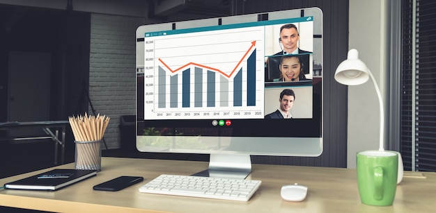 Video-oproep zakenmensen ontmoeten elkaar op virtuele werkplek of extern kantoor