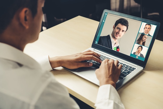 Video-oproep zakenmensen ontmoeten elkaar op virtuele werkplek of extern kantoor