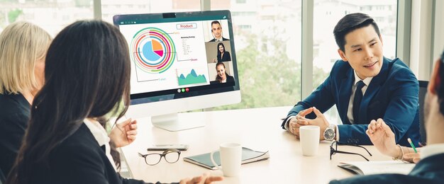 Video-oproepgroep zakenmensen ontmoeten elkaar op virtuele werkplek of extern kantoor