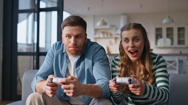 現代のホームクローズアップでコンソール付きのソファに座ってゲームを勝ち取るビデオプレーヤー