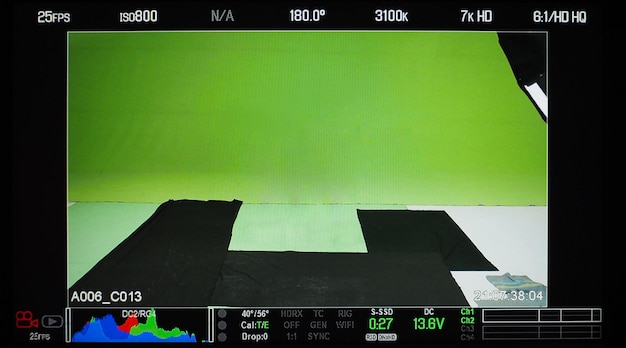 Foto monitor di registrazione della produzione video che ha uno schermo verde in studio e mostrava tutte le impostazioni di ripresa.