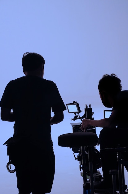 舞台裏でのビデオ制作クルーチームのライトマンを撮影したテレビコマーシャル映画の制作
