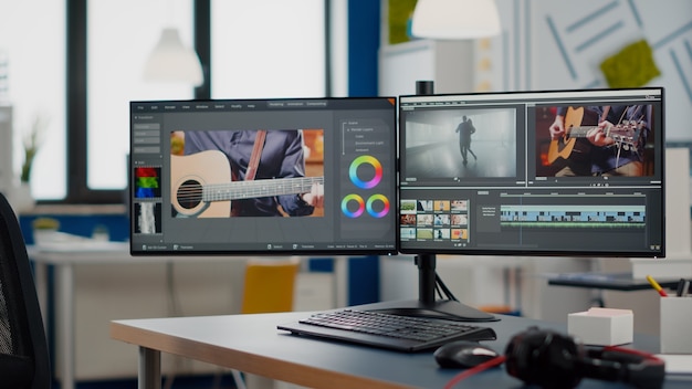 사진 아무도 없는 비디오 제작 스튜디오와 두 개의 디스플레이가 있는 컴퓨터