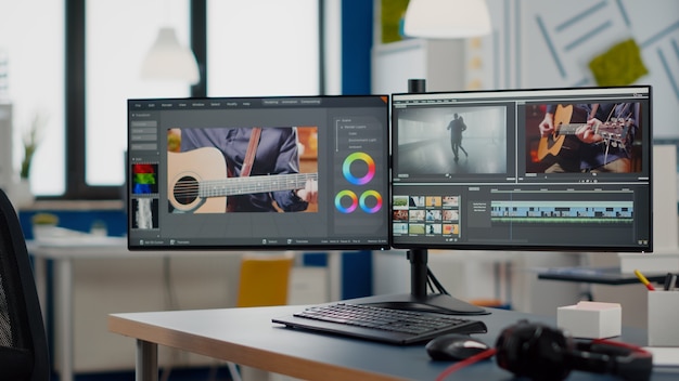 Foto studio di produzione video senza nessuno e computer con due display with