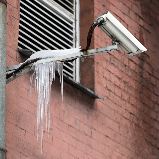 Telecamera di videosorveglianza coperta da ghiaccioli taglienti