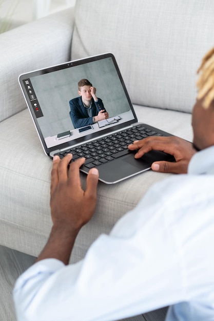 Videobellen met vermoeide zakenmensen die vanuit huis werken