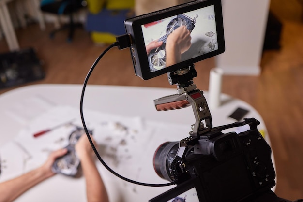 Videocamera die levende video neemt die bij mensen werken die achtergrond werken