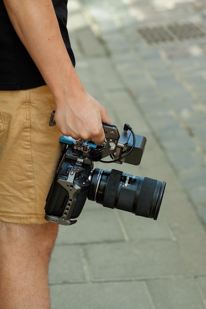 Foto videocamera's die de camera in de hand houden om te schieten