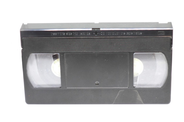 사진 비디오카세트는 흰색 배경의 오래된 기록 소리와 이미지에 가까이 있습니다.