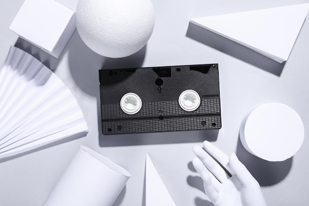 Videocassette en geometrische vormen op witte achtergrond Minimalisme Concept art Creatieve lay-out Trendy schaduw