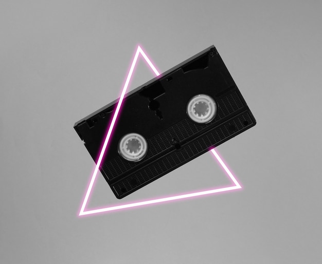 Videocassette met neonlicht