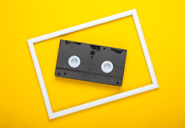 Videocassette op geel oppervlak met wit frame