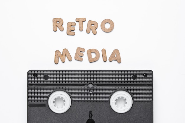 Videocassette op wit oppervlak met woorden retro media.