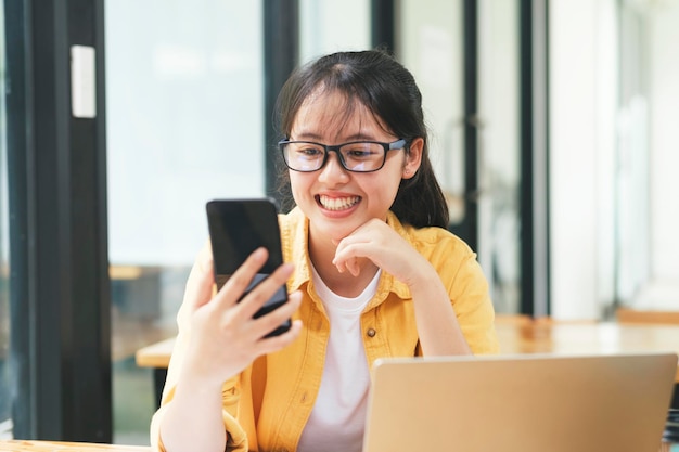 Videoconferentie voor jonge vrouwen en thuis online studeren