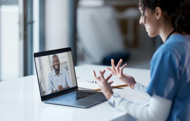 Videogesprek laptop en arts raadplegen patiënt online virtuele gezondheidszorg of telegezondheidsdienst voor advies, hulp of ondersteuning Computerscherm medische en professionele verpleegster of zwarte mensen praten