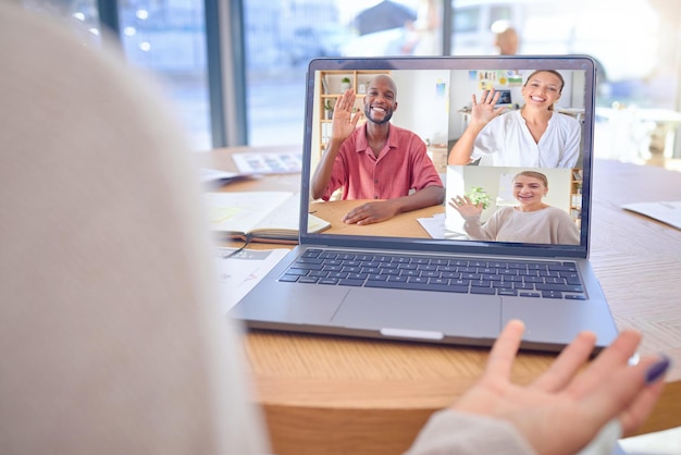 Videogesprek laptopscherm en mensen in online vergadering werken op afstand update en wereldwijde discussie Tevreden diversiteitsmedewerkers zwaaien hallo op computer voor teamsamenwerking seminar webinar of workshop