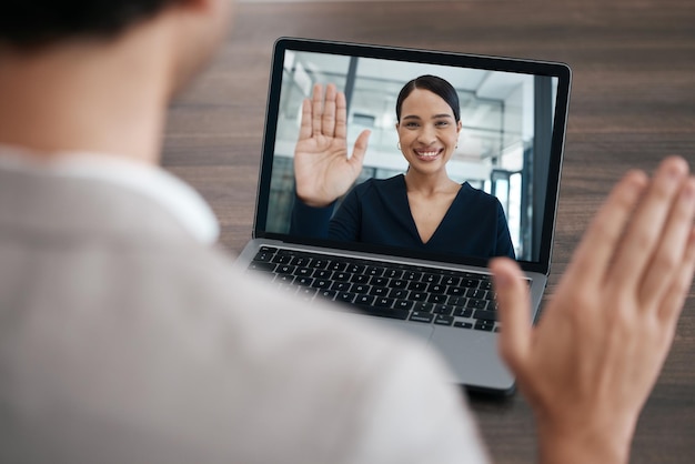 Videogesprek laptopscherm en mensen zakelijke bijeenkomst voor virtuele discussie internationale managerupdate of klant b2b-samenwerking Zakelijke vrouw hallo hand in zoomgesprek met laptoptechnologie