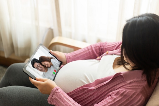 Videogesprek met familie en zwangere vrouwen terwijl u thuis veilig blijft