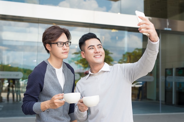 Videogesprek met twee jonge mannen met smartphone