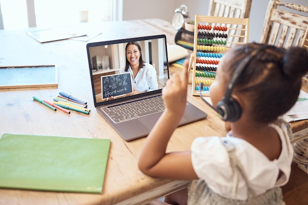 Foto videogesprek online onderwijs en kind met leraar voor wiskundenummers en schoolonderwijs leren en luisteren met koptelefoon meisje kind op laptopscherm zoomoproep voor een virtuele klastest thuis