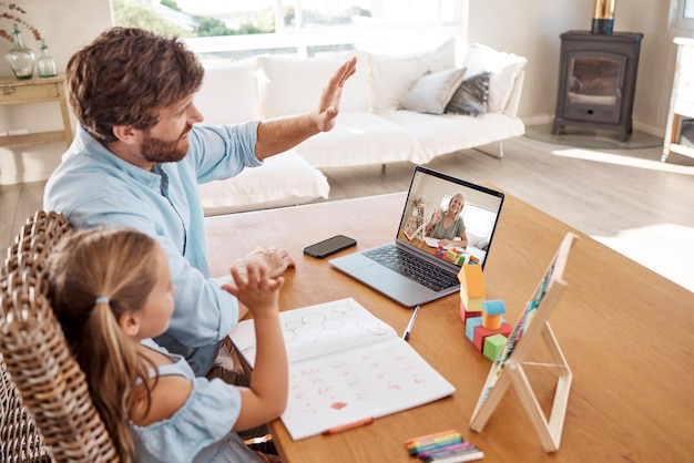 Foto videogesprekonderwijs en leren met een meisjesvader en -leraar in een externe vergadering op een laptop vanuit huis om een virtuele klas bij te wonen technologie en school studeren met een man en dochter die zwaaien