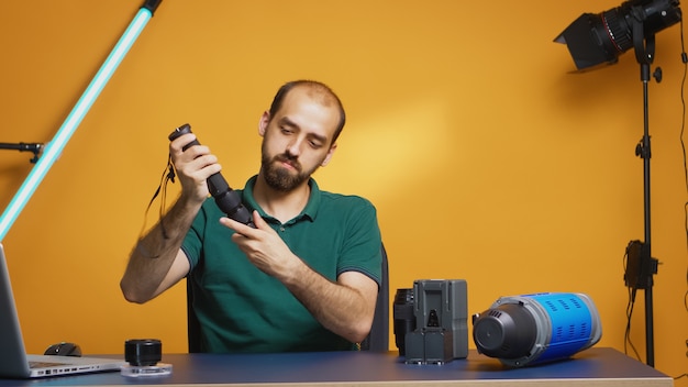 Videograaf opname tutorial van monopod voor professionele makers van inhoud. Professionele studiovideo- en fotoapparatuurtechnologie voor werk, fotostudio social media ster en influencer