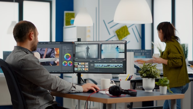 비디오 그래퍼는 포스트 프로덕션 소프트웨어를 사용하여 비디오 프로젝트를 편집하고 영상과 사운드를 자릅니다.
