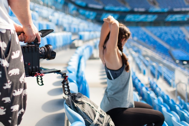 Foto videografo spara a una ragazza su una fotocamera professionale.