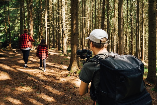 Videomaker legt het liefdesverhaal van een stel in het bos vast op camera