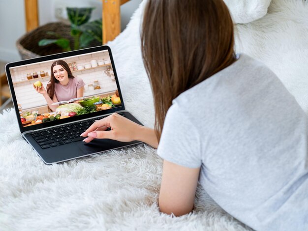 Videorecept online culinaire klasse vrouw laptop