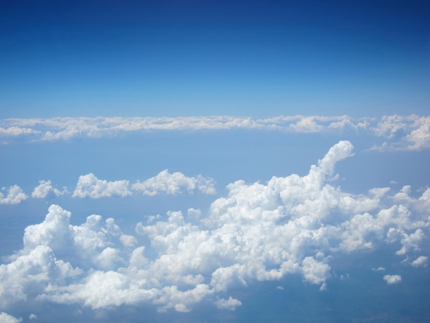 Viele weisse wolken am himmel