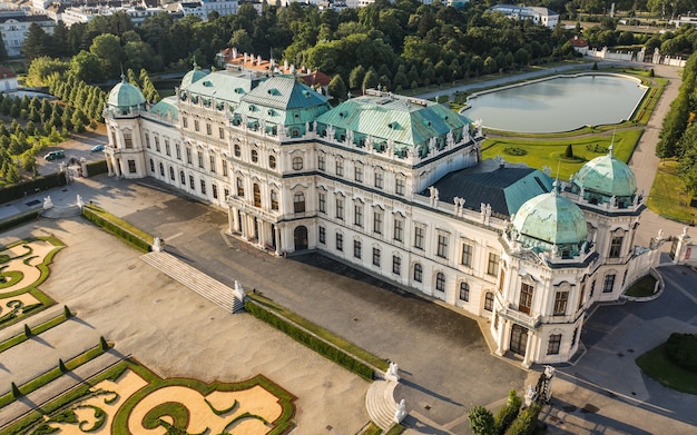 Вена, Австрия, июль 2019 - вид с воздуха на дворец Бельведер