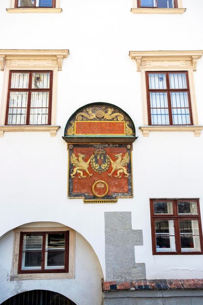 Photo vienna austria june 13 2023 coat of arms at the inner castle square innere burghof of the hofburg palace in vienna