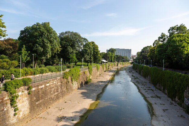 Foto austria vienna 19 giugno 2023 vista del canale di wiental a vienna