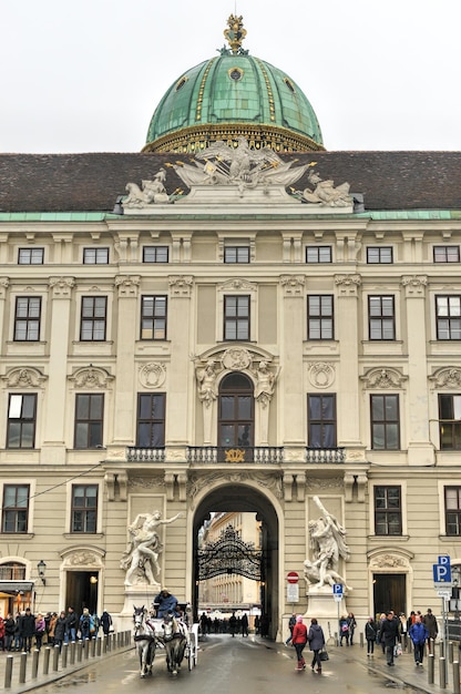 비엔나 오스트리아 2014년 11월 30일 비엔나에 있는 유명한 호프부르크 궁전은 합스부르크 가문의 주요 겨울 거주지였으며 현재 오스트리아 대통령의 거주지로 사용되고 있다.