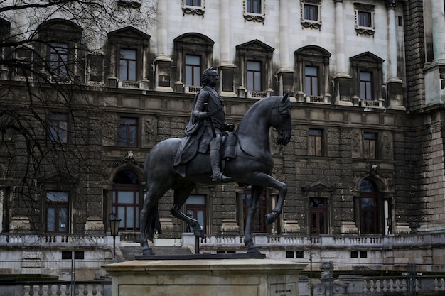 Photo vienna, austria - shot dec. 25, 2016: his aedibus adhaeret concors populorum amor