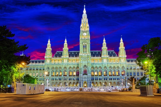 Municipio di vienna (rathaus) di notte.vienna. austria.