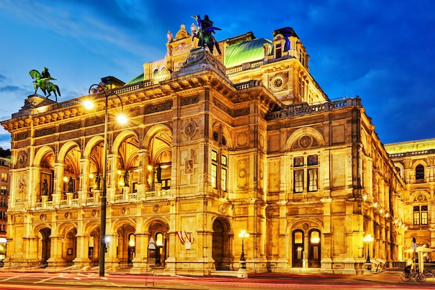 비엔나 국립 오페라 극장은 오스트리아 비엔나 중심부에 위치한 오페라 하우스입니다. 원래는 비엔나 궁정 오페라(wiener Hofoper)라고 불렸습니다.