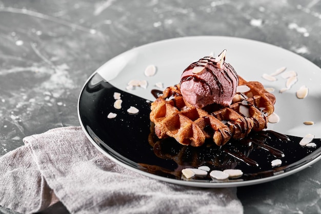 Foto waffle viennesi con cioccolato di gelato in primo piano sul piatto