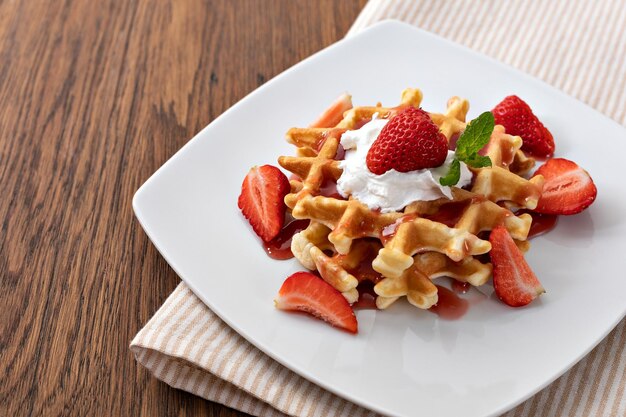 Photo viennese waffles with strawberry