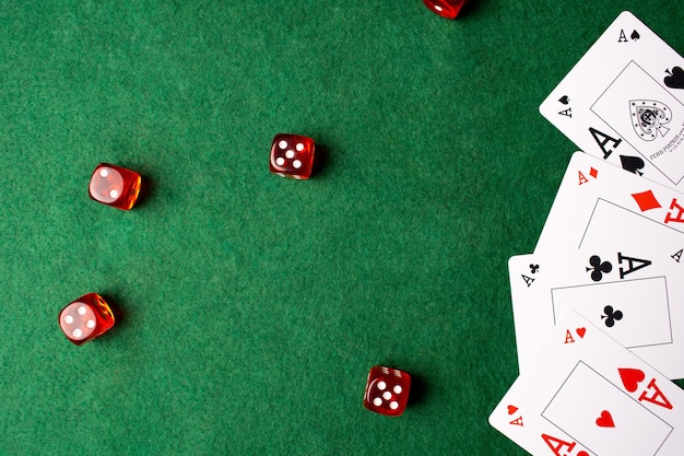 Foto vier azen en dobbelstenen op groene casinotafel