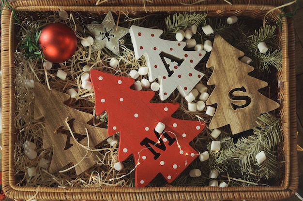 Vier decoratieve houten kerstbomen met uitgesneden letters xmas en kerstversieringen