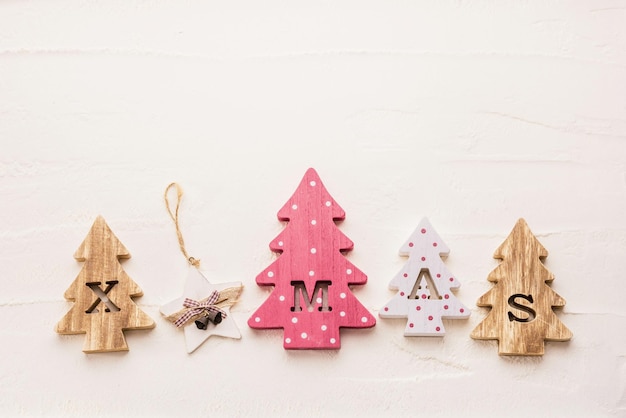Vier decoratieve houten kerstbomen met uitgesneden letters xmas