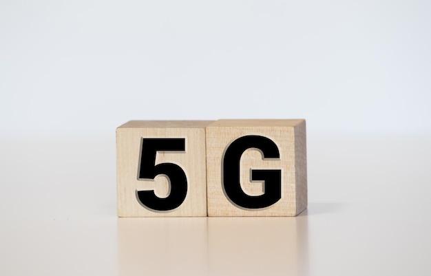 Vier houten blokken met 5G-concepttekst