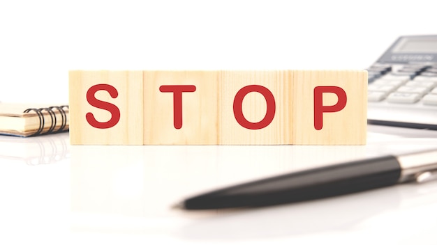 Vier houten kubussen met het woord Stop