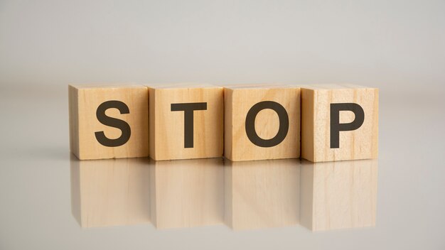 Vier houten kubussen met letters stop. Zakelijk marketingconcept.