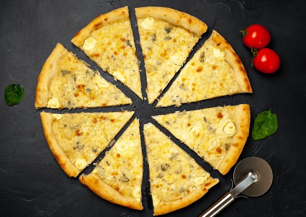 vier kaas pizza met verschillende soorten kaas op een stenen achtergrond