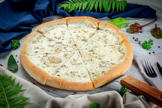 Vier kaas pizza op een schep Vers gebakken met roomsaus Parmezaanse kaas gouda mozzarella en dor blue