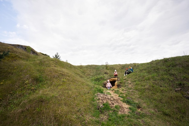 Vier kinderen verkennen kalksteengrot op de berg