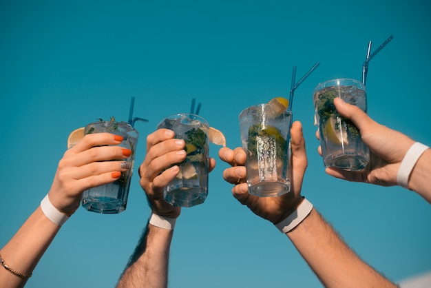 Foto vier mojito-cocktails in handen